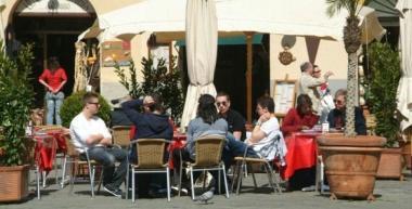 <b>BAR. </b>Tavoli allaperto dove si consuma un pasto allora di pranzo        