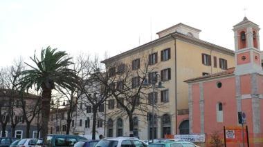 <b>AUTO. </b>In piazza della Palma <b>NEGOZI. </b>Uno dei tanti che ha chiuso