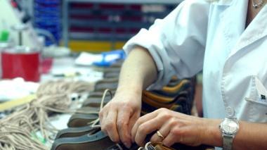 L’interno di un’azienda calzaturiera Secondo l’indagine sul settore il peggio sembra essere ormai alle spalle