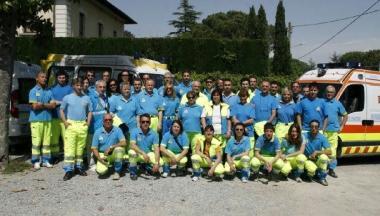 Sopra il gruppo dei volontari della Misericordia di Montecalvoli; a destra uno dei mezzi aerei a disposizione della Aeromed Service per il trasporto degli organi 