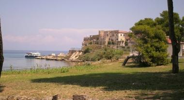 Due immagini di Pianosa, unisola dalla straordinaria bellezza naturale ma in degrado 