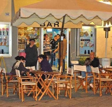 A fianco il Little Coffee di via Roma sotto Laura Bonaccorsi  