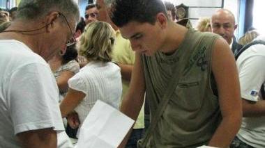Studenti all’acquisto dei libri di scuola
