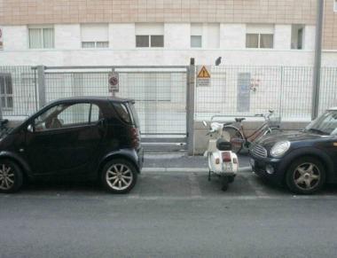 Un cancello con il passo carrabile     