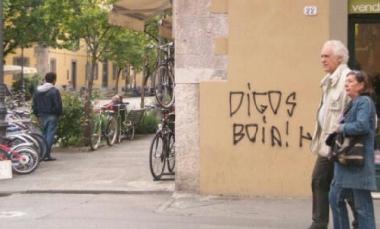Una scritta contro la Digos apparsa stamani in centro storico 