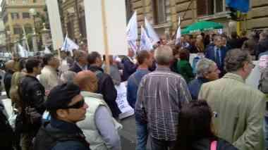 Strage, protesta dei familiaridavanti alle Ferrovie a Roma