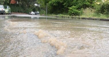 Si rompe una tubatura, strada allagata