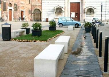 Panchine in piazza San Francesco 