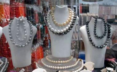 La collana di perle costa 4mila euro
