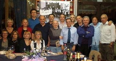 Sopra, gli ex alunni del 1960 (nella foto sotto) a cena 50 anni dopo 