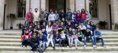 <b>TRA I BANCHI. </b>Gli artisti dellIsa; accanto linstallazione della magnolia 