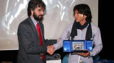 Ighli Vannucchi riceve il Leone d’argento dalle mani del sindaco di Vinci