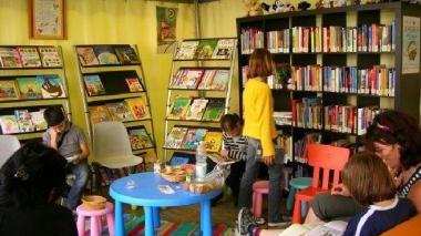 <b>STAND </b>carichi di libri da oggi in piazza Dante