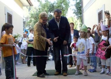 Cosimi e Roncaglia allinaugurazione di una scuola e una mensa 