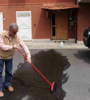 Lasfalto dov&egrave; caduta la donna 