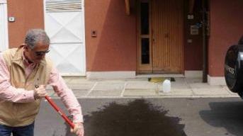 L’asfalto dov’è caduta la donna