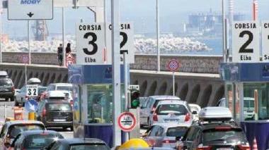 Auto in fila di fronte alle barriere in porto