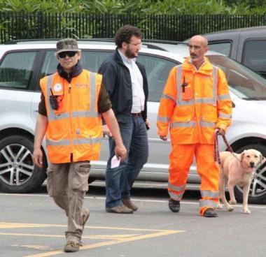 <b>LE RICERCHE. </b>Una delle unit&agrave; cinofile che ha partecipato alle ricerche e al lato lambulanza davanti alla struttura Rsa di Coteto, in viale Boccaccio 
