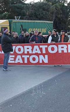 Una protesta dei cassintegrati della Eaton di Massa 