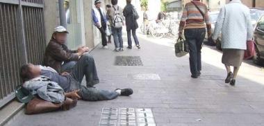 Scene di ordinario degrado in via Turati  