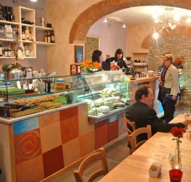 Linterno del bar Magno Gaudio di via Curtatone e Montanara e i due titolari Maurizio e Manila 