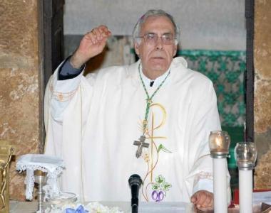 Il vescovo Giovanni Santucci mentre celebra una messa a Piombino 