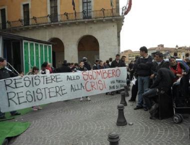 Il presidio di ieri pomeriggio davanti al Comune   