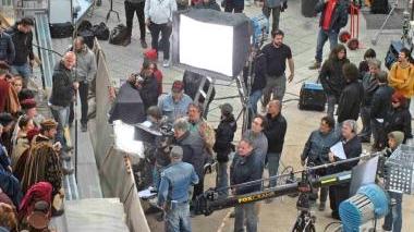 Un momento delle riprese in piazza del Duomo Qui sopra, il regista Neri Parenti. A destra Christian De Sica in abiti “borghesi” arriva sul set L’attore romano è stato tra i protagonisti della seconda giornata di lavoro della troupe