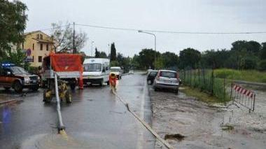 Un momento del pompaggio dell’acqua