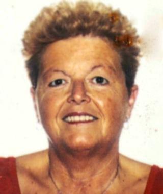 Renata Donati, la casalinga di 62 anni morta dopo essere caduta dal terrazzo della sua abitazione al secondo piano A destra la tettoia al piano di sotto che ha frenato il volo della donna 