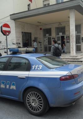 La volante della polizia di fronte allistituto Marconi in Darsena subito dopo laggressione Sotto: il preside Vincenzo Colucci 