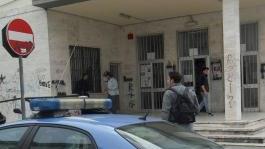 La volante della polizia di fronte all’istituto Marconi in Darsena subito dopo l’aggressione Sotto: il preside Vincenzo Colucci