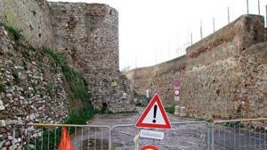 Bastioni leonardeschi tra erbacce e detriti a due anni dalle frane