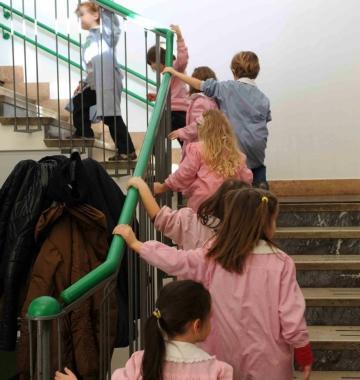 Alunni allingresso di una scuola 