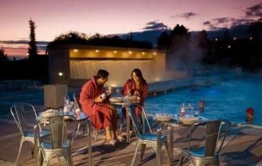 Tornano i bagni di mezzanotte in piscina