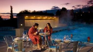 Tornano i bagni di mezzanotte in piscina