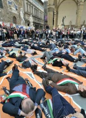 La spettacolare protesta inscenata dai sindaci a Firenze contro i tagli del Governo              