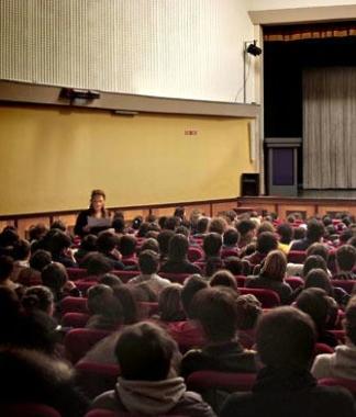 Uno spettacolo per studenti al teatro Shalom    