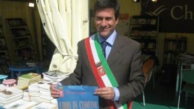 <b>IL SINDACO </b>dona libri in piazza