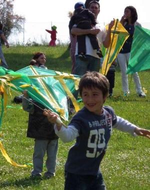 I bimbi alla festa degli aquiloni 