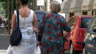 Anziana con badante (archivio)