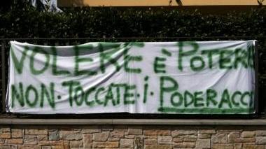 Un lenzuolo di protesta contro il compostaggio ai Poderacci