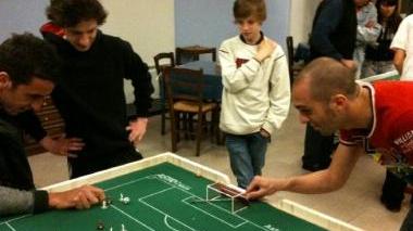 Manuel Pera e Marino Taddeucci impegnati nel Subbuteo