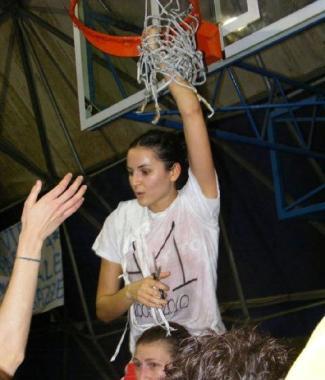 Gloria Favilla taglia la retina (foto Vasco Favilla) 