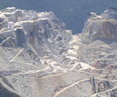 Comune nel mirino su come impiega il contributo regionale del marmo