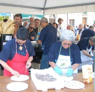 Uno degli stand di degustazione alla Festa della palamita 