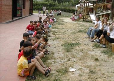 Ragazzi e animatori in un centro estivo  