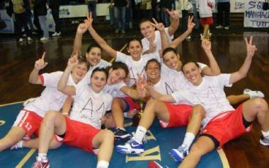 Le ragazze festeggiano con la maglietta dellA1 (foto Vasco Favilla) 