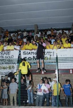 <b>TIFO SCATENATO.</b> Il calore di giocatori e tifosi durante una passata edizione del torneo 