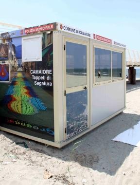 Il prefabbricato che funger&agrave; da ufficio estivo dei vigili urbani collocato nei pressi del pontile di Lido  